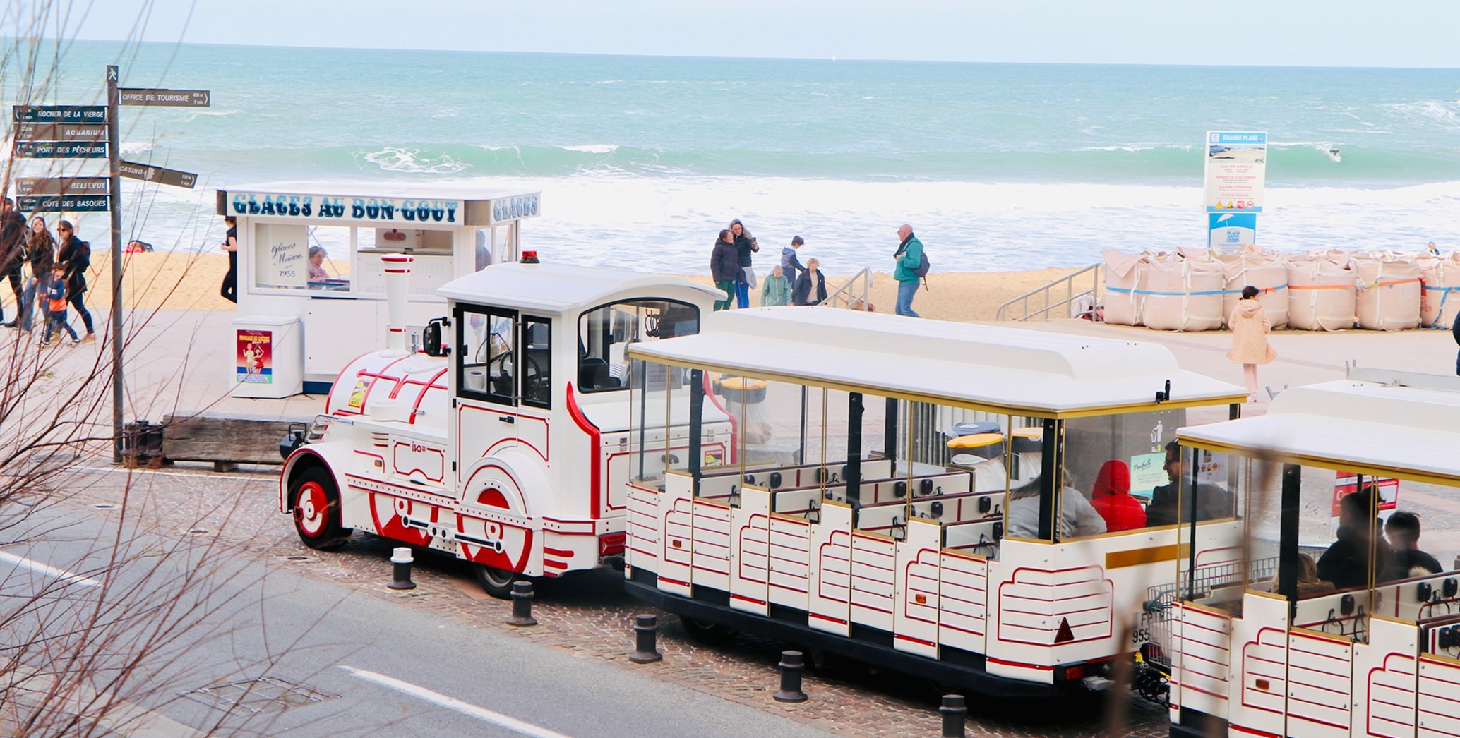 Le Petit Train de Biarritz aan de rand van de Grande Plage