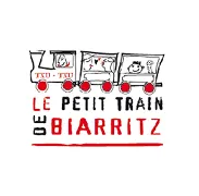 Cartoonlogo van een treintje met drie wagons, elk met een lachende passagier, met daaronder de tekst 'Le Petit Train de Biarritz' in rood en zwart.