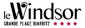 Logo met de tekst 'le Windsor GRANDE PLAGE BIARRITZ' en vijf rode sterren.