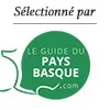 Groen logo van Le Guide du Pays Basque met de Franse tekst 'Sélectionné par'.