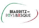 Logo met de tekst 'Biarritz Pays Basque' omringd door twee gebogen lijnen in groen en rood.